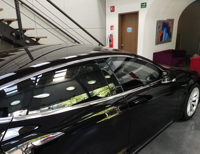 Illustration for article titled Does anyone want a bulletproof Tesla model S for 3.2 million pesos?